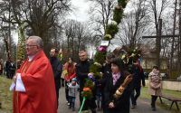 Procesja ludzi z palmami