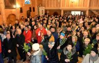 Ludzie z palmami w kościele