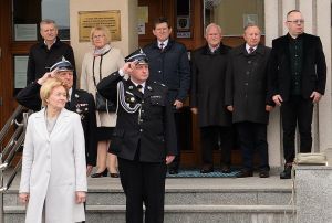Zdjęcie: przedstawiciele samorządu stojący przed urzędem