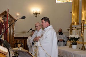 Zdjęcie: księża odprawiający uroczysta mszę świętą