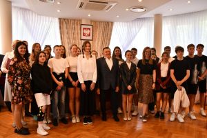 Zdjęcie: Uczestnicy konkursy w sali ślubów