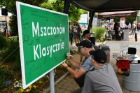 Zdjęcie: Tablica z napisem Mszczonów Klasycznie, na której podpisywały się osoby uczestniczące w zlocie