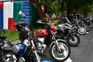 Zdjęcie: Motocykle stojące na ulicy podczas Zlotu pojazdów Zabytkowych