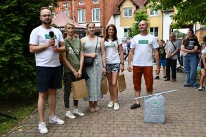 Zdjęcie: Osoby uczestniczące w konkursach podczas Zlotu Pojazdów Zabytkowych