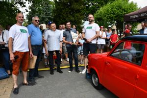 Zdjęcie: Osoby uczestniczące podczas Zlotu Pojazdów Zabytkowych