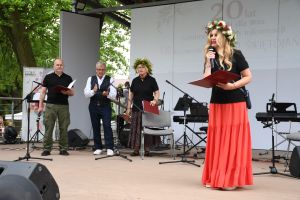 Zdjęcie: prowadzący Festiwal Świętojański na scenie amfiteratru