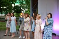 Zdjęcie: kobiety śpiewające na scenie