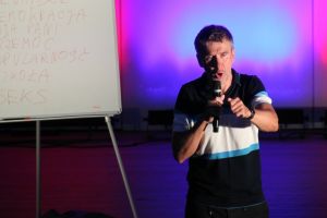Zdjęcie: osoba występująca na scenie