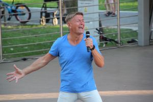 Zdjęcie: osoba występująca na scenie amfiteatru