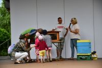 Dzieci i dorośli w amfiteatrze