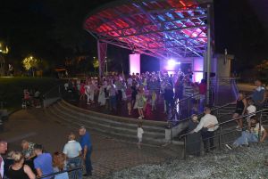 Zdjęcie: mieszkańcy tańczący na scenie amfiteatru