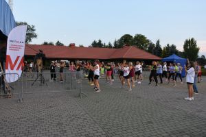 Zdjęcie: kobiety ćwiczące zumbę przed sceną