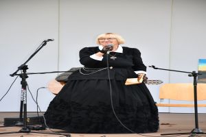 Zdjęcie: Osoby uczestniczące w Narodowym Czytaniu