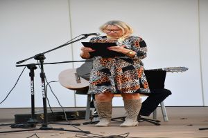 Zdjęcie: Osoby uczestniczące w Narodowym Czytaniu