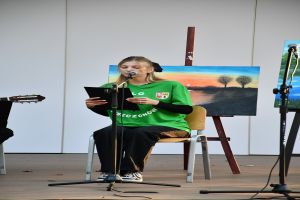 Zdjęcie: Osoby uczestniczące w Narodowym Czytaniu