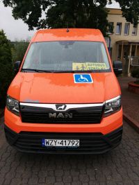Zdjęcie: pomarańczowy autobus do przewozu dzieci szkolnych