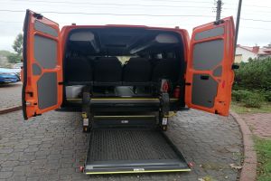Zdjęcie: pomarańczowy autobus szkolny
