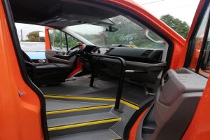 Zdjęcie: pomarańczowy autobus szkolny