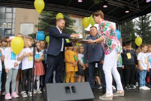 Zdjęcie: osoby uczestniczące w ekopikniku, nauczyciele, uczniowie i ich rodzice