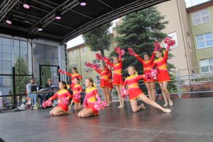 Zdjęcie: osoby uczestniczące w ekopikniku, nauczyciele, uczniowie i ich rodzice