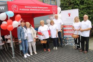 Zdjęcie: osoby uczestniczące w ekopikniku, nauczyciele, uczniowie i ich rodzice