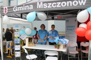 Zdjęcie: osoby uczestniczące w ekopikniku, nauczyciele, uczniowie i ich rodzice