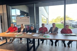 Zdjęcie: przedstawiciele firmy Corning, Klubu Sportowego Mszczonowianka i władz samorządowych