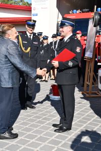 Przekazanie kluczyków do wozu strażackiego