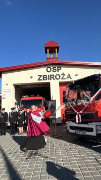 Ksiądz święci wóz strażacki