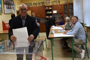 Zdjęcie: Mężczyzna biorący udział w wyborach parlamentarnych
