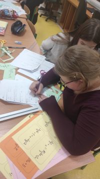 Uczniowie podczas zajęć projektowych w szkole