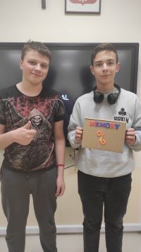 Uczniowie podczas zajęć projektowych w szkole