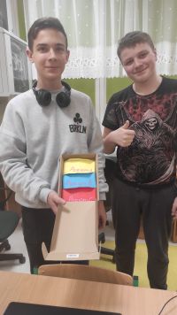 Uczniowie podczas zajęć projektowych w szkole