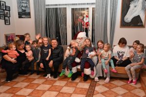 Zdjęcie: Przedstawiciele samorządu  i dzieci z rodzinnych domu dziecka z Mikołajem