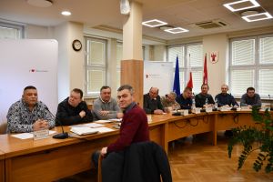 Zdjęcie: Sołtysi w sali konferecyjnej Urzędu Miejskiego podczas Narady