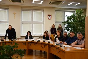 Zdjęcie: Przedstawiciele władz samorządowych oraz pracownicy Urzędu Miejskiego i Sołtysi w sali konferecyjnej Urzędu...