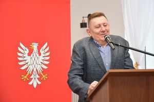 Zdjęcie: Burmistrz Mszczonowa stojący przy mównicy