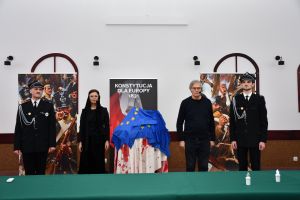 Zdjęcie: aktorzy występujący podczas uroczystego podpisania umów na dofinansowanie