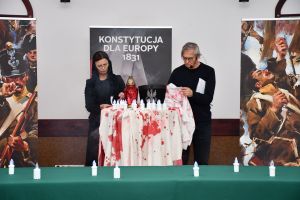 Zdjęcie: aktorzy występujący podczas uroczystego podpisania umów o dofinansowanie
