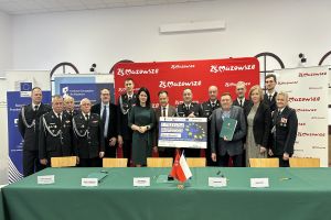 Zdjęcie: Przedstawiciele władz samorządowych, Marszałek województwa oraz strażacy trzymający czek na dofinansowanie zakupu...