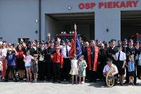 Zdjęcie: osoby zgromadzone podczas uroczyste otwarcia domu strażaka w Piekarach