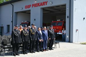 Zdjęcie: osoby zgromadzone podczas uroczyste otwarcia domu strażaka w Piekarach