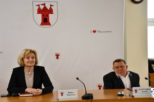 Zdjęcie: Burmistrz Mszczonowa i Zastępca Burmistrza siedzący w sali konferencyjnej