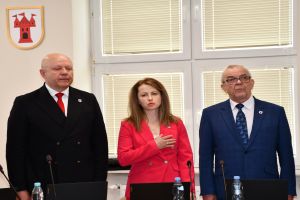 Zdjęcie: Radni Rady Miejskiej w Mszczonowie podczas sesji inauguracyjnej