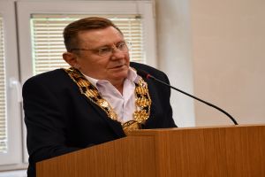 Zdjęcie: Burmistrz Mszczonowa stojący przy mównicy