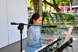 Zdjęcie: osoby uczestniczące w Festiwalu Świętojańskim