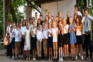 Zdjęcie: osoby uczestniczące w Festiwalu Świętojańskim