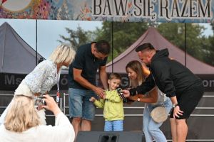 Zdjęcie: 5 letni chłopiec stojący na scenie z rodzicami podczas festiwalu Disco Polo
