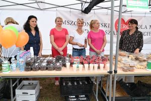 Zdjęcie: kobiety stojące w namiocie, w którym zbierano środki na chorego chłopca