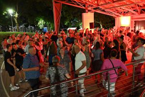Zdjęcie: osoby tańczące na scenie amfiteatru